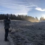 Frédéric Poulain photographe animalier à l'affût en forêt au lever du soleil