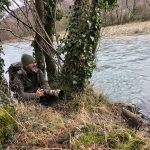 Frédéric Poulain photographe animalier à l'affût au bord de la rivière