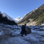 Frédéric Poulain photographe animalier en randonnée dans les Pyrénées enneigées